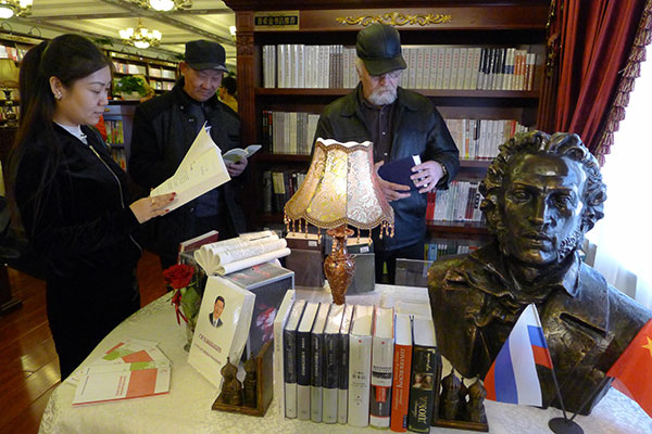 Readers select books at Pushkin Bookstore in Heihe, Heilongjiang province, with a bust of writer Aleksandr Pushkin, in 2015. (Photo: China Daily/Wu Song) Readers select books at Pushkin Bookstore in Heihe, Heilongjiang province, with a bust of writer Aleksandr Pushkin, in 2015. (Photo: China Daily/Wu Song)
