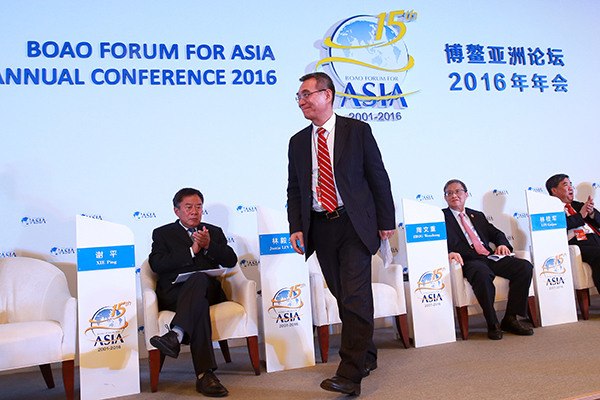 Justin Yifu Lin (standing), a professor of economics at Peking University and former World Bank chief economist, attends a news conference at the Boao Forum for Asia Annual Conference in Boao, Hainan province, on March 22, 2016. (Photo/China Daily) Justin Yifu Lin (standing), a professor of economics at Peking University and former World Bank chief economist, attends a news conference at the Boao Forum for Asia Annual Conference in Boao, Hainan province, on March 22, 2016. (Photo/China Daily)