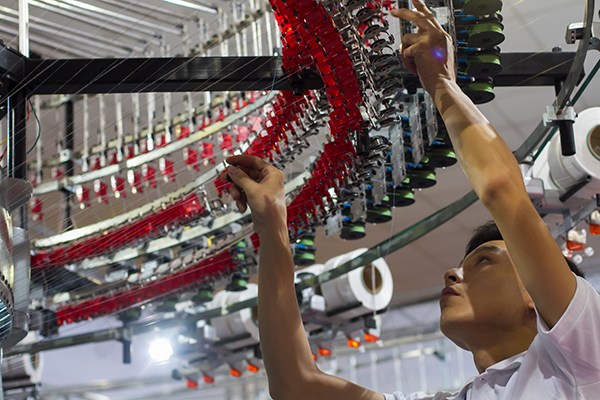 A Chinese technician displays textile equipment at an international exhibition in Ho Chi Minh City, Vietnam, which attracted 125 companies from Vietnam, China, Japan and South Korea. (Photo/Xihua) A Chinese technician displays textile equipment at an international exhibition in Ho Chi Minh City, Vietnam, which attracted 125 companies from Vietnam, China, Japan and South Korea. (Photo/Xihua)