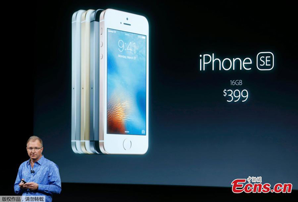 Apple Vice President Greg Joswiak introduces the iPhone SE during an event at the Apple headquarters in Cupertino, California March 21, 2016. (Photo/Agencies) Apple Vice President Greg Joswiak introduces the iPhone SE during an event at the Apple headquarters in Cupertino, California March 21, 2016. (Photo/Agencies)