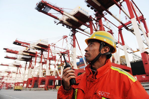A worker looks closely as containers are unloaded in Qingdao Port, Shandong province. China is eager to create a fair investment environment for foreign businesses. (Photo/China Daily) A worker looks closely as containers are unloaded in Qingdao Port, Shandong province. China is eager to create a fair investment environment for foreign businesses. (Photo/China Daily)