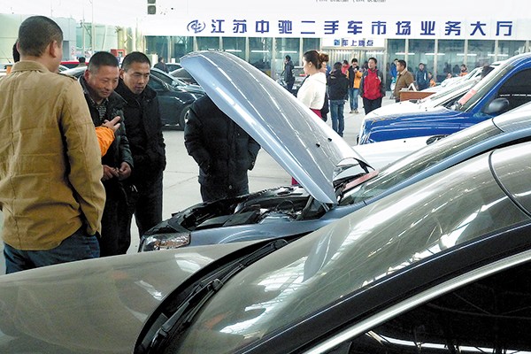 Visitors examine cars at an event for the trade of secondhand cars in Nanjing, Jiangsu province. New government policies and regulations are expected to spur sales of secondhand vehicles. (Photo/China Daily) Visitors examine cars at an event for the trade of secondhand cars in Nanjing, Jiangsu province. New government policies and regulations are expected to spur sales of secondhand vehicles. (Photo/China Daily)