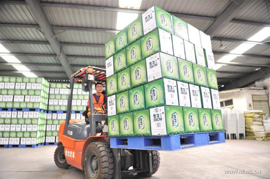 A worker transfers products at a brewery in Chengdu, capital of southwest China's Sichuan Province, August 1, 2015. China's economy grew by 6.9 percent in 2015. (Xinhua file photo/Liu Kun) A worker transfers products at a brewery in Chengdu, capital of southwest China's Sichuan Province, August 1, 2015. China's economy grew by 6.9 percent in 2015. (Xinhua file photo/Liu Kun)