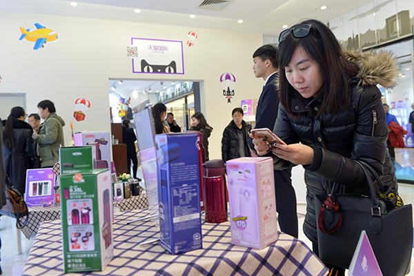 A customer buys imported goods at the Tmall cross-border O2O experience center at the China (Tianjin) Pilot Free Trade Zone. The center, covering 600 square meters, offers thousands of imported commodities.(Photo/Xinhua) A customer buys imported goods at the Tmall cross-border O2O experience center at the China (Tianjin) Pilot Free Trade Zone. The center, covering 600 square meters, offers thousands of imported commodities.(Photo/Xinhua)