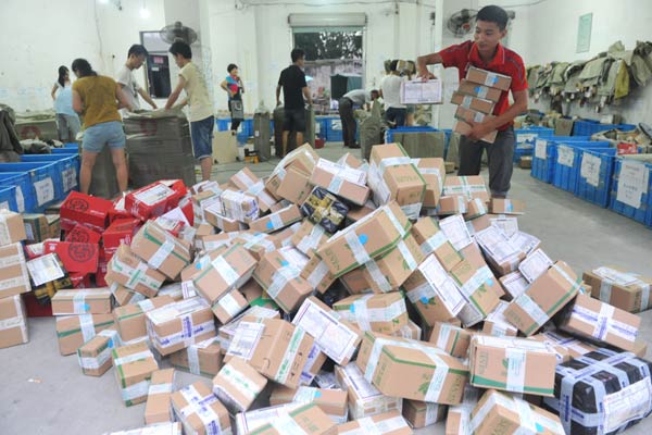 Workers at a delivery service sort parcels in Hangzhou, Zhejiang province. China is set to further open its express delivery market to foreign companies. (Hu Jianhuan/China Daily) Workers at a delivery service sort parcels in Hangzhou, Zhejiang province. China is set to further open its express delivery market to foreign companies. (Hu Jianhuan/China Daily)