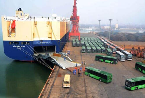Coach buses manufactured by China's Zhengzhou Yutong Group Co are loaded onto a cargo carrier bound for Venezuela, in Lianyungang Port, Juangsu province,in 2014. (Photo/China Daily) Coach buses manufactured by China's Zhengzhou Yutong Group Co are loaded onto a cargo carrier bound for Venezuela, in Lianyungang Port, Juangsu province,in 2014. (Photo/China Daily)