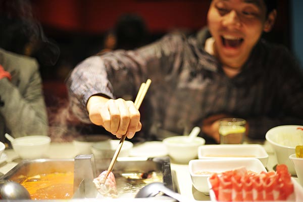 A customer dines at a Haidilao restaurant in Beijing. MAI TIAN / FOR CHINA DAILY A customer dines at a Haidilao restaurant in Beijing. MAI TIAN / FOR CHINA DAILY