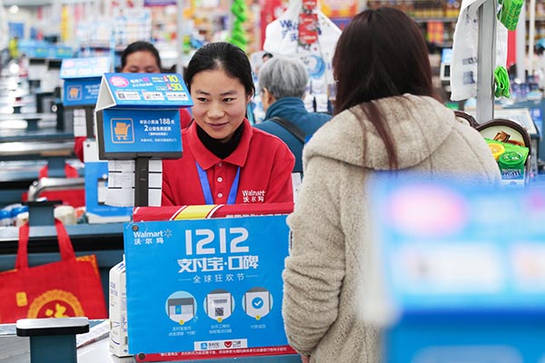 A cashier at a Wal-Mart outlet in Shanghai.(Provided to China Daily) A cashier at a Wal-Mart outlet in Shanghai.(Provided to China Daily)