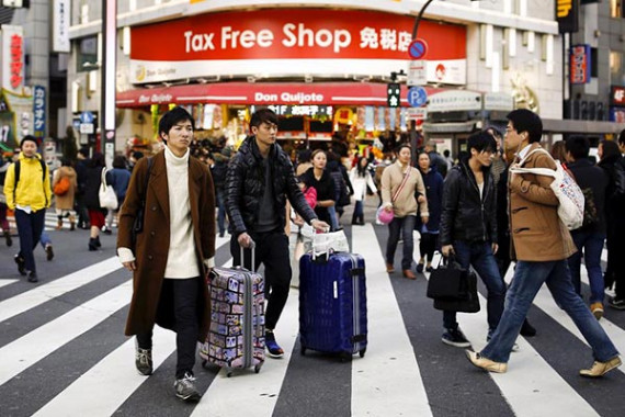 People cross a street outside a tax free department store popular among Chinese tourists in Tokyo, Japan, February 11, 2016. (Photo/China Daily) People cross a street outside a tax free department store popular among Chinese tourists in Tokyo, Japan, February 11, 2016. (Photo/China Daily)