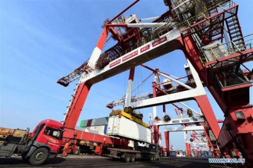 Cranes work at Weihai harbour in east China's Shandong Province, Dec. 19, 2015. (Photo: Xinhua/Guo Xulei) Cranes work at Weihai harbour in east China's Shandong Province, Dec. 19, 2015. (Photo: Xinhua/Guo Xulei)