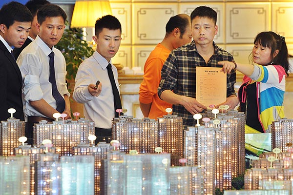 Residents in Hangzhou, capital of Zhejiang province, visit a model of a commercial property project.WU YUANFENG / FOR CHINA DAILY Residents in Hangzhou, capital of Zhejiang province, visit a model of a commercial property project.WU YUANFENG / FOR CHINA DAILY