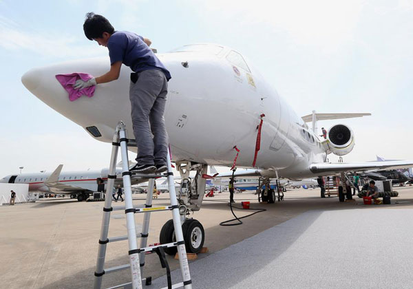 A worker cleans a plane taking part in the Asian Business Aviation Conference and Exhibition 2016, which runs from April 12 to 14 at Shanghai's Hongqiao Airport, on April 11, 2016. (Photo/Xinhua) A worker cleans a plane taking part in the Asian Business Aviation Conference and Exhibition 2016, which runs from April 12 to 14 at Shanghai's Hongqiao Airport, on April 11, 2016. (Photo/Xinhua)