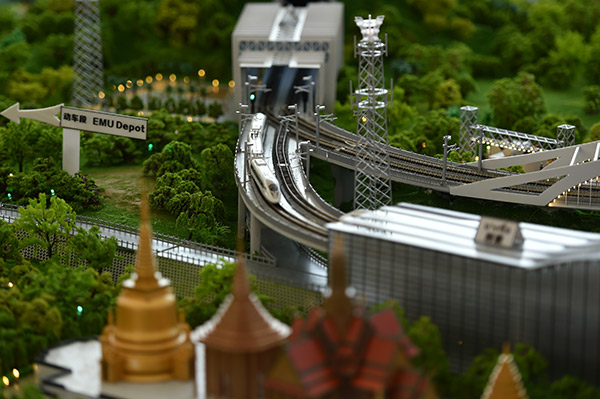 A sand model of the China-Thailand railway is on display at the launching ceremony held on Dec 19, 2015.(Photo/Xinhua) A sand model of the China-Thailand railway is on display at the launching ceremony held on Dec 19, 2015.(Photo/Xinhua)