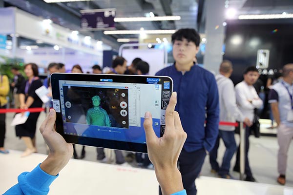 Intel Corp promotes its 3D camera technology at an industry expo in Hangzhou, Zhejiang province. WEI ZHIYANG / FOR CHINA DAILY Intel Corp promotes its 3D camera technology at an industry expo in Hangzhou, Zhejiang province. WEI ZHIYANG / FOR CHINA DAILY