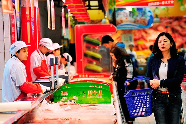 A supermarket in Nanjing, Jiangsu province. In the fast-moving consumer goods sector, buyers are shopping less in large format stores, and more in convenience stores.QU XING / FOR CHINA DAILY A supermarket in Nanjing, Jiangsu province. In the fast-moving consumer goods sector, buyers are shopping less in large format stores, and more in convenience stores.QU XING / FOR CHINA DAILY