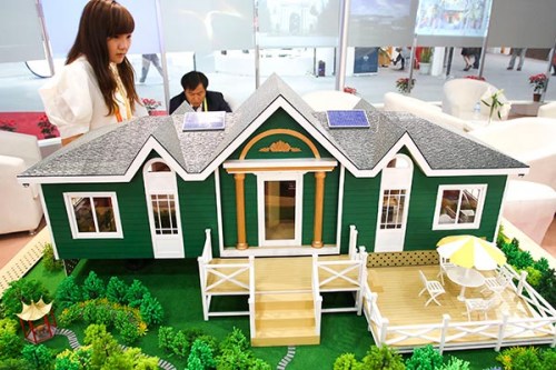 A potential property buyer checks out a housing design at a recent property expo.(Provided to China Daily) A potential property buyer checks out a housing design at a recent property expo.(Provided to China Daily)