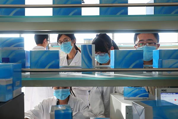 CapitalBio Corp's technicians at work in a laboratory in Beijing. DAI BIN / FOR CHINA DAILY CapitalBio Corp's technicians at work in a laboratory in Beijing. DAI BIN / FOR CHINA DAILY