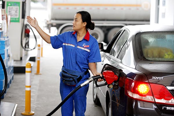 A worker fills up a car with fuel at a gas station in Huaibei city, East China's Anhui province, Sept 2, 2015. Xie Zhengyi / for China Daily A worker fills up a car with fuel at a gas station in Huaibei city, East China's Anhui province, Sept 2, 2015. Xie Zhengyi / for China Daily