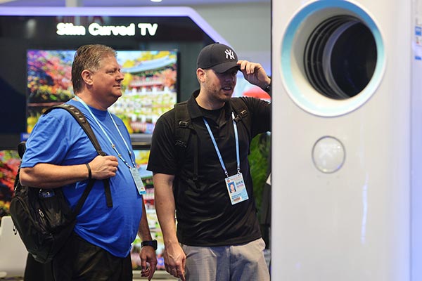 Two foreign visitors to the ongoing China Import and Export Fair, held in Guangzhou, Guangdong province, look at electronics on display. LIN GUIYAN / FOR CHINA DAILY Two foreign visitors to the ongoing China Import and Export Fair, held in Guangzhou, Guangdong province, look at electronics on display. LIN GUIYAN / FOR CHINA DAILY