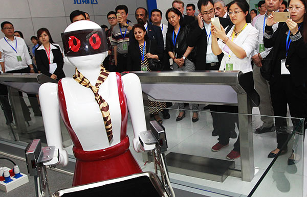 Foreign diplomats and business executives visit a robotics company in Dongguan, Guangdong province, on Wednesday. (Provided To China Daily) Foreign diplomats and business executives visit a robotics company in Dongguan, Guangdong province, on Wednesday. (Provided To China Daily)