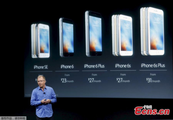 Apple Vice President Greg Joswiak introduces the iPhone SE during an event at the Apple headquarters in Cupertino, California March 21, 2016. (Photo/Agencies) Apple Vice President Greg Joswiak introduces the iPhone SE during an event at the Apple headquarters in Cupertino, California March 21, 2016. (Photo/Agencies)