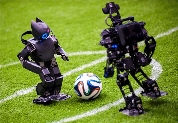 Robots from Sichuan University (left) and Southeast University show their soccer skills at the RoboCup 2016 China Zone competition on Tuesday in Hefei. Photo/Xinhua