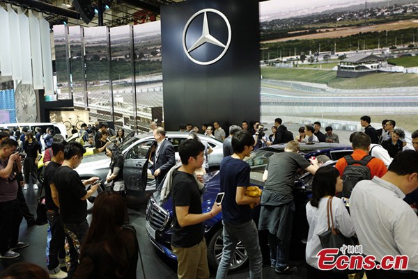 People gather at the 14th Beijing International Automotive Exhibition (Auto China 2016) in Beijing on April 25, 2016. (Photo: China News Service/Hou Yu) People gather at the 14th Beijing International Automotive Exhibition (Auto China 2016) in Beijing on April 25, 2016. (Photo: China News Service/Hou Yu)
