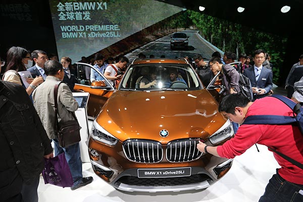 Visitors inspect the BMW X1 at the ongoing Beijing auto show. WANG ZHUANGFEI / CHINA DAILY Visitors inspect the BMW X1 at the ongoing Beijing auto show. WANG ZHUANGFEI / CHINA DAILY