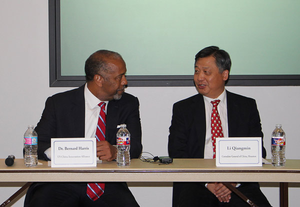 Chinese Consul General Li Qiangmin talks with Bernard Harris, president of the US China Innovation Alliance, at a news conference in Houston on Wednesday. MAY ZHOU / CHINA DAILY Chinese Consul General Li Qiangmin talks with Bernard Harris, president of the US China Innovation Alliance, at a news conference in Houston on Wednesday. MAY ZHOU / CHINA DAILY