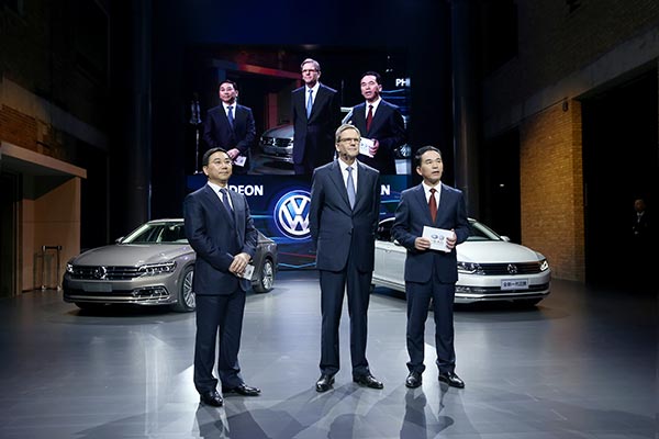 Jochem Heizmann (center), member of the board of management of Volkswagen Aktiengesellschaft as well as president and CEO of Volkswagen Group China; Chen Xianzhang (left), member of the board of directors and president of SAIC Volkswagen Automotive Co Ltd; and Zhang Pijie, member of the board of directors and president of FAW-Volkswagen Automotive Co Ltd, present the automaker's strategies on the eve of the Beijing auto show.(Provided to China Daily) Jochem Heizmann (center), member of the board of management of Volkswagen Aktiengesellschaft as well as president and CEO of Volkswagen Group China; Chen Xianzhang (left), member of the board of directors and president of SAIC Volkswagen Automotive Co Ltd; and Zhang Pijie, member of the board of directors and president of FAW-Volkswagen Automotive Co Ltd, present the automaker's strategies on the eve of the Beijing auto show.(Provided to China Daily)