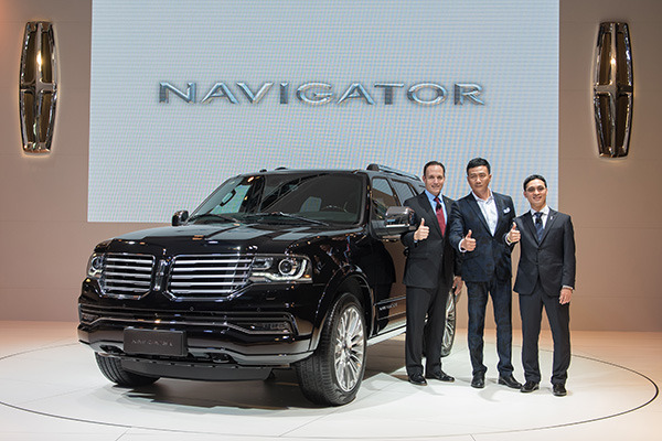From left: President of Lincoln China Robert Parker, Chinese actor Hu Jun and Anderson Liu, general manager of consumer and retail experience at Lincoln China, attend the launch ceremony of the full-size luxury SUV Navigator at the ongoing Guangzhou auto show.(Photo provided to China Daily) From left: President of Lincoln China Robert Parker, Chinese actor Hu Jun and Anderson Liu, general manager of consumer and retail experience at Lincoln China, attend the launch ceremony of the full-size luxury SUV Navigator at the ongoing Guangzhou auto show.(Photo provided to China Daily)