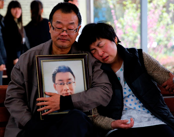 The parents of Wei Zexi, a computer science major at Xidian University in Shaanxi province who died of a rare form of cancer, wait outside a funeral home in Xianyang, Shaanxi, on April 13. WAN JIA / FOR CHINA DAILY The parents of Wei Zexi, a computer science major at Xidian University in Shaanxi province who died of a rare form of cancer, wait outside a funeral home in Xianyang, Shaanxi, on April 13. WAN JIA / FOR CHINA DAILY