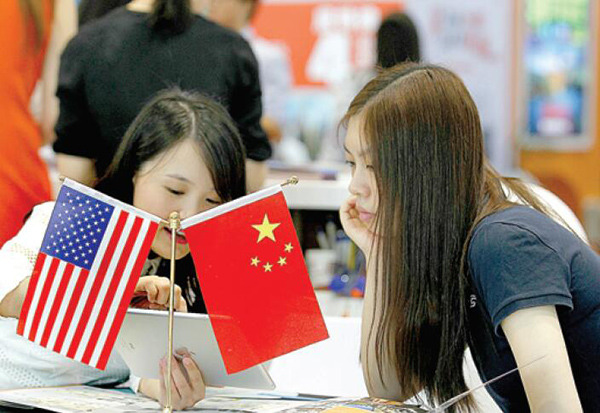 A home sales agent for U.S. properties explains the house purchase details to a potential buyer in Shanghai. (Photo provided to China Daily) A home sales agent for U.S. properties explains the house purchase details to a potential buyer in Shanghai. (Photo provided to China Daily)