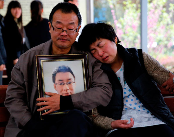 The parents of Wei Zexi, a computer science major at Xidian University in Shaanxi province who died of a rare form of cancer, wait outside a funeral home in Xianyang, Shaanxi province, on April 13, 2016. (Photo by Wan Jia/For China Daily) The parents of Wei Zexi, a computer science major at Xidian University in Shaanxi province who died of a rare form of cancer, wait outside a funeral home in Xianyang, Shaanxi province, on April 13, 2016. (Photo by Wan Jia/For China Daily)