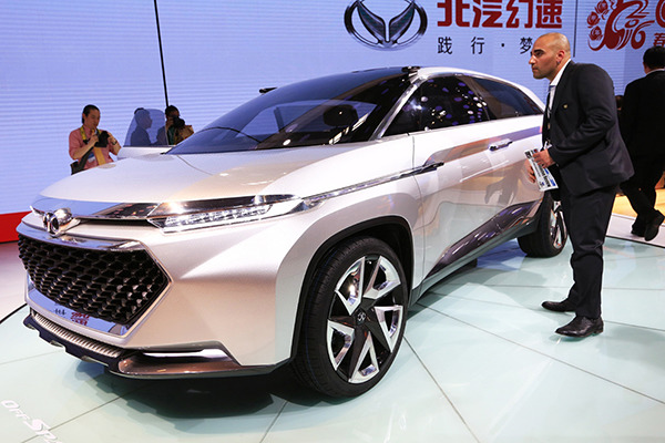 A visitor to the 2016 Beijing International Auto Expo, which was held last month, examines a new-energy vehicle made by Beijing Automotive Industry Holding Co. (Photo/Xinhua) A visitor to the 2016 Beijing International Auto Expo, which was held last month, examines a new-energy vehicle made by Beijing Automotive Industry Holding Co. (Photo/Xinhua)