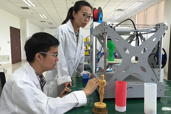 Two engineers at the Tianjin Jinhang Physics Research Institute under China Aerospace Science and Industry Corp conduct test on a 3-D printer.(Photo provided to China Daily) Two engineers at the Tianjin Jinhang Physics Research Institute under China Aerospace Science and Industry Corp conduct test on a 3-D printer.(Photo provided to China Daily)