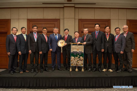 Kyrgyz Economy Minister Arzybek Kozhoshev (5th, L) has a group photo taken with the delegation members of the Chinese Manufacturers' Association of Hong Kong in Bishkek, Kyrgyzstan, May 4, 2016. A delegation of the Chinese Manufacturers' Association of Hong Kong met Kyrgyz officials and business leaders on Wednesday in a bid to enhance economic cooperation as part of the Belt and Road Initiative. (Xinhua/Aniel Uzmanov) Kyrgyz Economy Minister Arzybek Kozhoshev (5th, L) has a group photo taken with the delegation members of the Chinese Manufacturers' Association of Hong Kong in Bishkek, Kyrgyzstan, May 4, 2016. A delegation of the Chinese Manufacturers' Association of Hong Kong met Kyrgyz officials and business leaders on Wednesday in a bid to enhance economic cooperation as part of the Belt and Road Initiative. (Xinhua/Aniel Uzmanov)