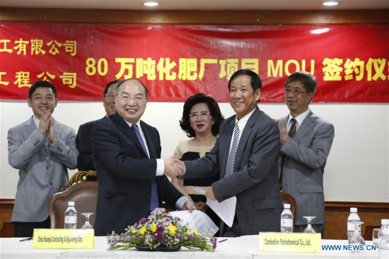 Hann Khieng (R, front), managing director of Cambodian Petrochemical Company, shakes hands with Zhang Jun (L, front), chairman of China Huanqiu Contracting and Engineering Corp, in Phnom Penh, Cambodia, May 4, 2016. Cambodian and Chinese companies on Wednesday signed a Memorandum of Understanding (MoU) on the construction of a chemical fertilizer plant in southwestern Cambodia's Preah Sihanouk province. (Xinhua/Phearum) Hann Khieng (R, front), managing director of Cambodian Petrochemical Company, shakes hands with Zhang Jun (L, front), chairman of China Huanqiu Contracting and Engineering Corp, in Phnom Penh, Cambodia, May 4, 2016. Cambodian and Chinese companies on Wednesday signed a Memorandum of Understanding (MoU) on the construction of a chemical fertilizer plant in southwestern Cambodia's Preah Sihanouk province. (Xinhua/Phearum)