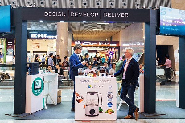 Two exhibitors stand by their small smart home appliance booth at the Canton Fair in Guangzhou, Guangdong province. The ongoing fair attracts 25,000 enterprises from home and abroad. (Photo/China Daily) Two exhibitors stand by their small smart home appliance booth at the Canton Fair in Guangzhou, Guangdong province. The ongoing fair attracts 25,000 enterprises from home and abroad. (Photo/China Daily)