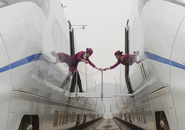 Crew members at a regional division of CRC in Chengdu, capital of Sichuan province, take part in a rescue exercise. (Wang Zhengwei/China Daily) Crew members at a regional division of CRC in Chengdu, capital of Sichuan province, take part in a rescue exercise. (Wang Zhengwei/China Daily)