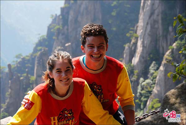 Two foreign tourists pose for a photo in Huangshan Mountain. (Photo/china.com.cn)