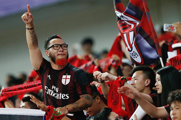 Fans of the AC Milan soccer club at a contest between the team and Real Madrid in Shanghai.(Provided to China Daily) Fans of the AC Milan soccer club at a contest between the team and Real Madrid in Shanghai.(Provided to China Daily)