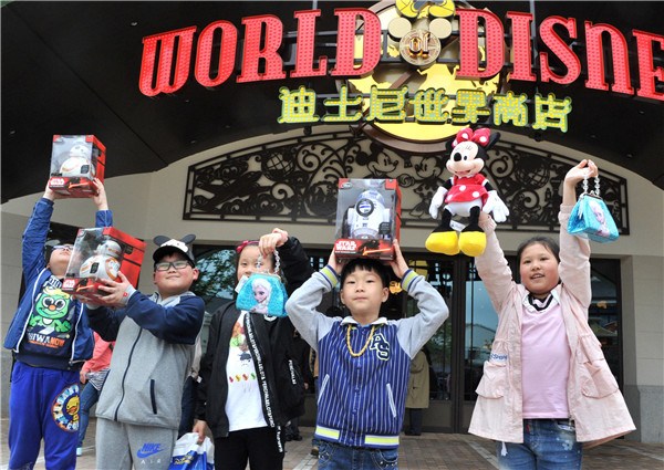 Children flaunt their newly bought gifts at the Disney store, the biggest park-operated retail shop in Asia, in Shanghai over the weekend.(YANG YI/CHINA DAILY) Children flaunt their newly bought gifts at the Disney store, the biggest park-operated retail shop in Asia, in Shanghai over the weekend.(YANG YI/CHINA DAILY)