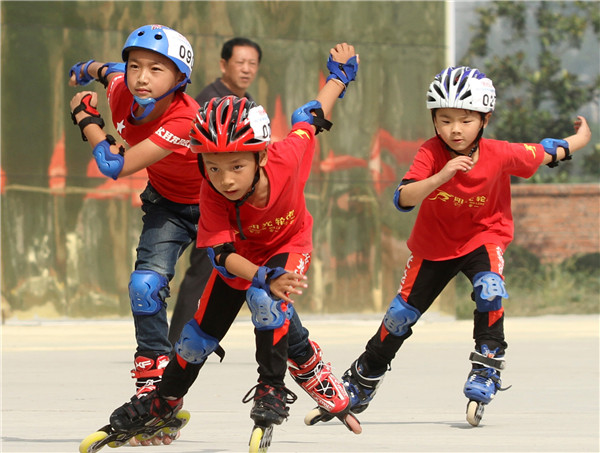 Boys at a roller skating contest in Lixin county, Anhui province. Roller skating is a popular after-school recreational activity across the country.(HU WEIGUO/CHINA DAILY) Boys at a roller skating contest in Lixin county, Anhui province. Roller skating is a popular after-school recreational activity across the country.(HU WEIGUO/CHINA DAILY)