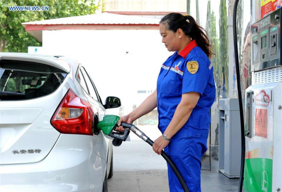 A worker at a gas station fills the tank of a vehicle in Guangzong County, north China's Hebei Province, May 11, 2016. (Photo: Xinhua/Zhu Xudong) A worker at a gas station fills the tank of a vehicle in Guangzong County, north China's Hebei Province, May 11, 2016. (Photo: Xinhua/Zhu Xudong)