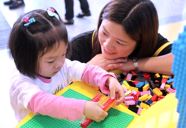 With the opening of Lego's largest retail store at Shanghai Disney Resort, the Danish toy giant is ambitious to further achieve strong growth in China.(Photo/chinadaily.com.cn) With the opening of Lego's largest retail store at Shanghai Disney Resort, the Danish toy giant is ambitious to further achieve strong growth in China.(Photo/chinadaily.com.cn)