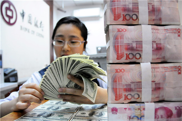 A clerk of Bank of China counts US dollars at a domestic branch.(Photo/Xinhua) A clerk of Bank of China counts US dollars at a domestic branch.(Photo/Xinhua)