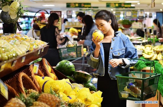 A citizen selects melon at a supermarket in Shijiazhuang, capital of north China's Hebei Province, May 9, 2016. (Photo: Xinhua/Wang Xiao) A citizen selects melon at a supermarket in Shijiazhuang, capital of north China's Hebei Province, May 9, 2016. (Photo: Xinhua/Wang Xiao)