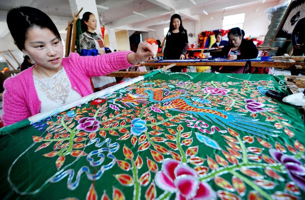 Lyu Yajun works on an embroidery product to be shipped to Taiwan in Fenglingtou, a township in Shangrao county, Jiangxi province, in March. ZHUO ZHONGWEI/ FOR CHINA DAILY Lyu Yajun works on an embroidery product to be shipped to Taiwan in Fenglingtou, a township in Shangrao county, Jiangxi province, in March. ZHUO ZHONGWEI/ FOR CHINA DAILY