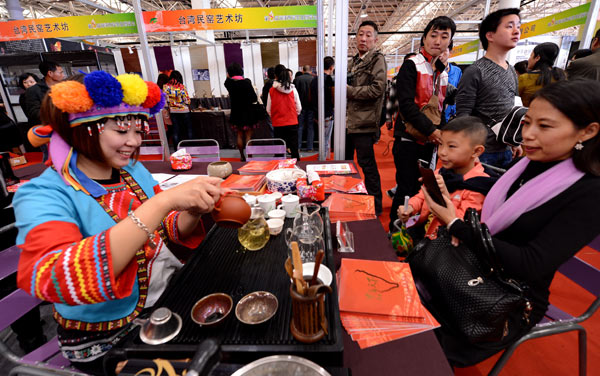 An exhibitor from Taiwan makes tea for visitors during a cross-Straits expo in Wuyishan, Fujian province. Zhang Guojun / Xinhua An exhibitor from Taiwan makes tea for visitors during a cross-Straits expo in Wuyishan, Fujian province. Zhang Guojun / Xinhua